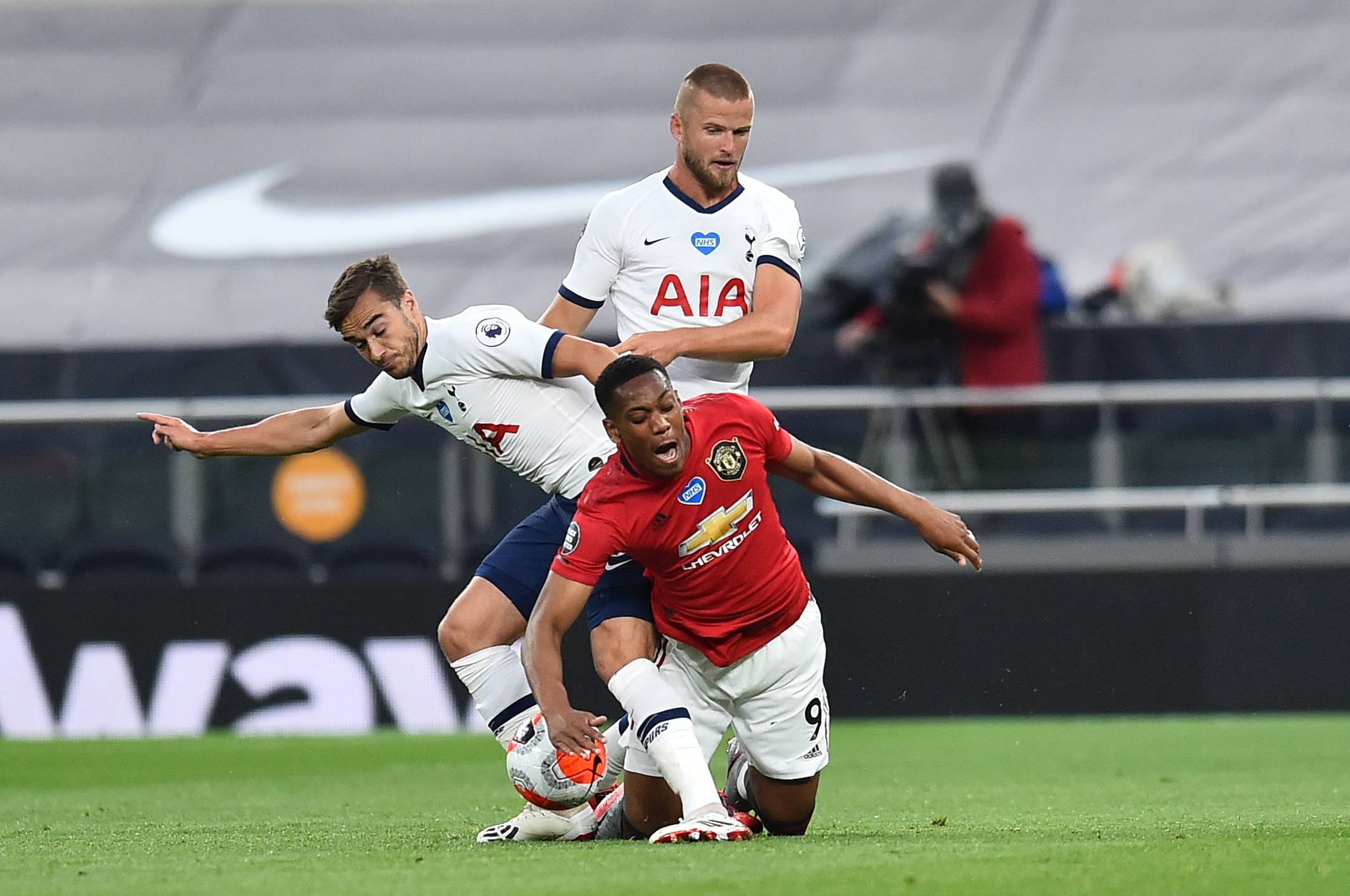 利兹联3-1胜切尔西，利物浦1-1战平桑德兰。