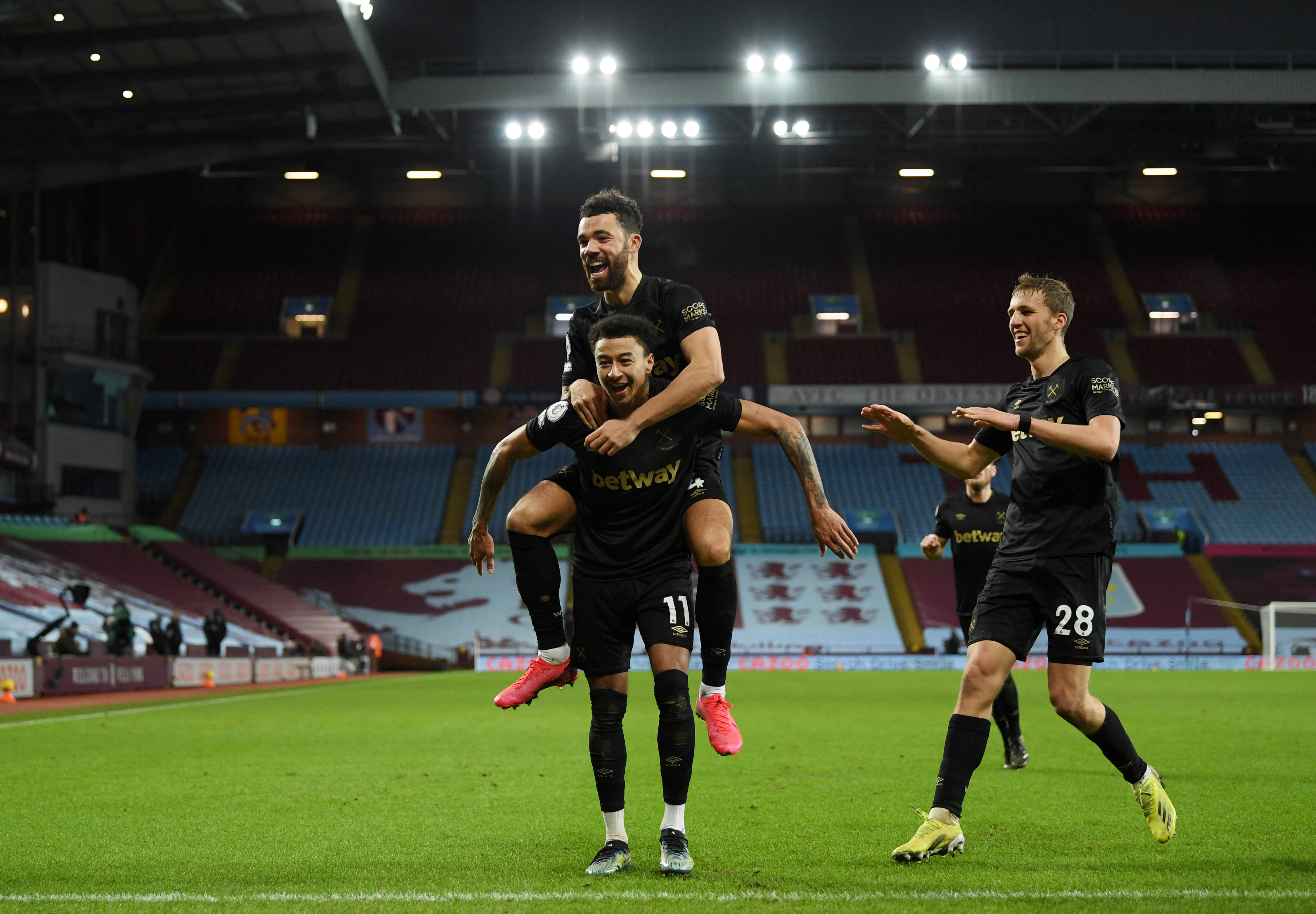 佐拉：当年有幸和马拉多纳一起练习任意球，让我能力明显提升