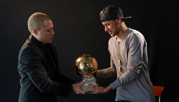 记者：曼联希望姆伯莫12月21日踢完维拉后再去参加非洲杯