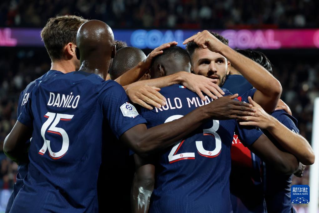 维拉社媒调侃曼联蓄发哥：10连胜！都够那哥们剪两次头发了（维拉社媒揶揄曼联“蓄发哥”：10连胜的功夫，他都能剪两次头了）