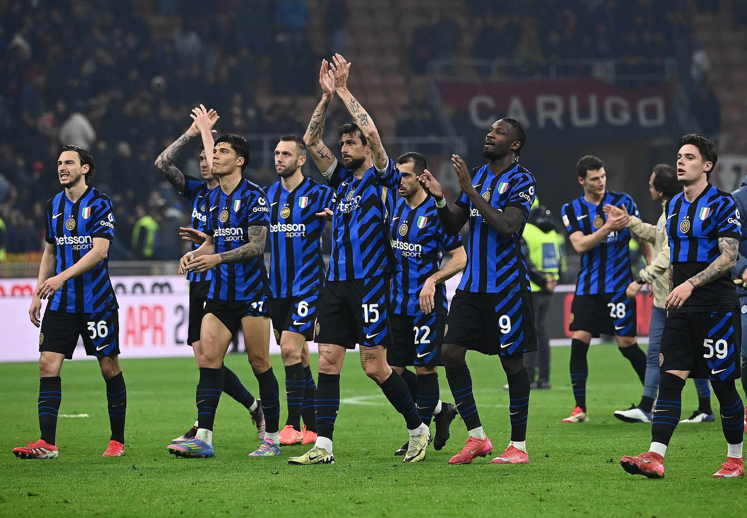 活久见，阿根廷杯决赛独立队主帅用脚绊倒对手拖延时间被罚下