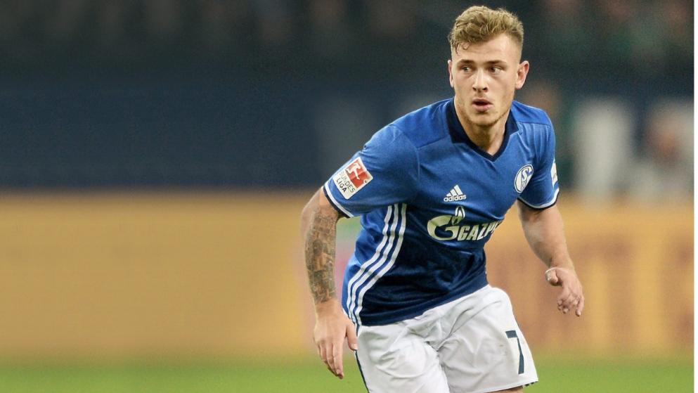 尤文航班延误，挪威当地球迷抓紧机会在机场与他们合影留念