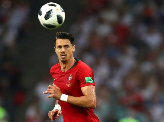 荷媒：阿贾克斯引进长期未踢球的富安健洋，首席球探愤而辞职（荷媒：阿贾克斯签下久疏战阵的富安健洋，首席球探怒而请辞）